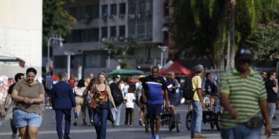 Brasil tem 214,2 milhões de habitantes; crescimento cai para 0,37%