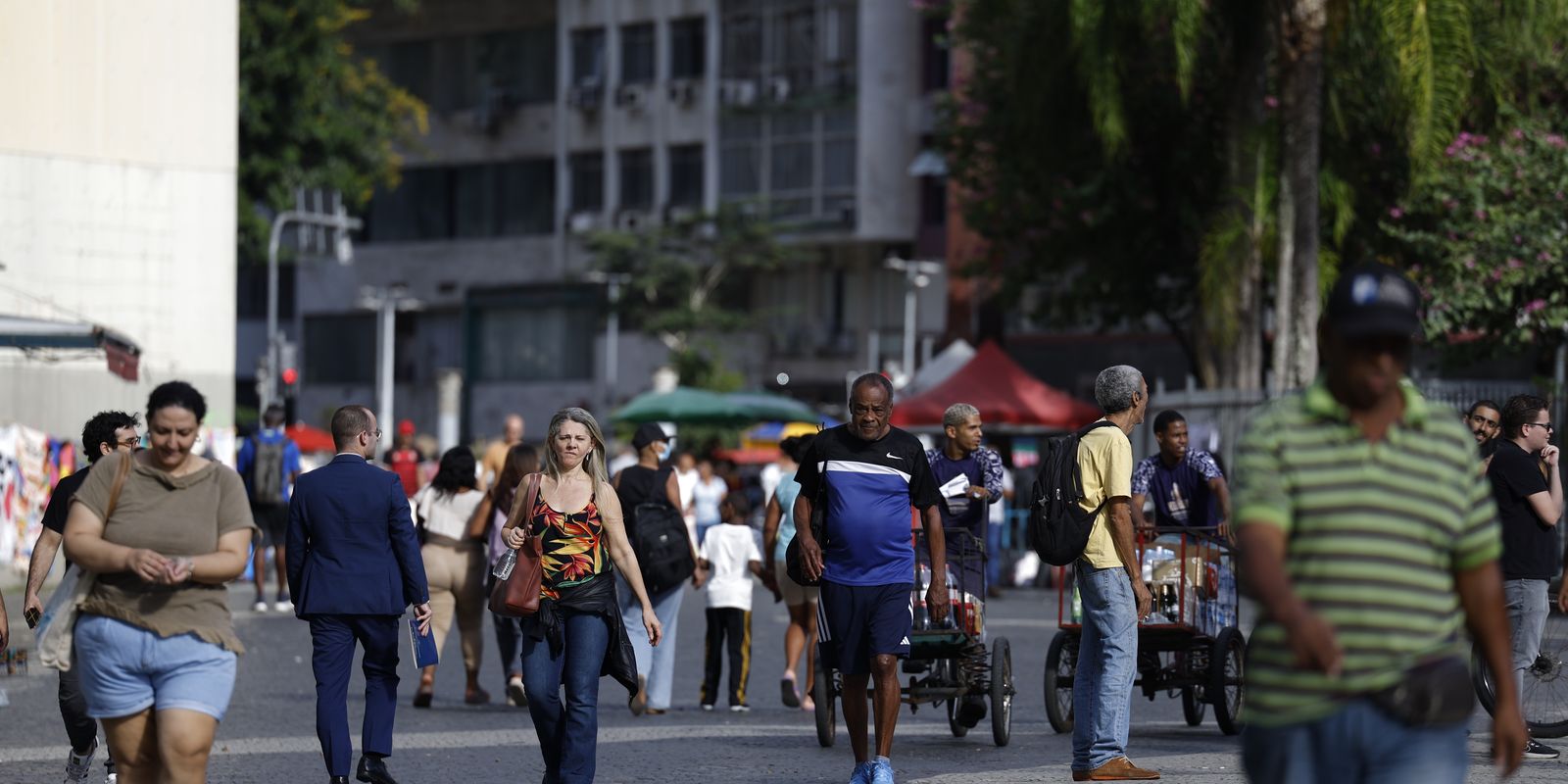 Brasil tem 214,2 milhões de habitantes; crescimento cai para 0,37%