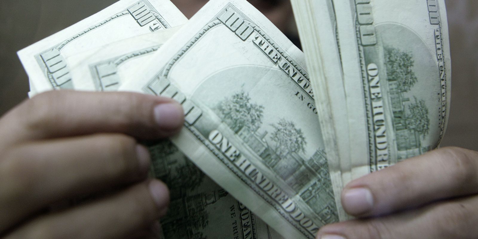Dólar salta a R$5,20 após Fed endurecer discurso; Ibovespa avança