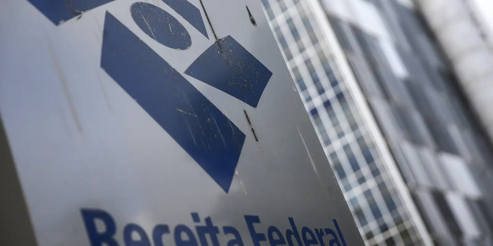 Receita libera R$1,24 bi e paga 521.935 restituições do IR 2026