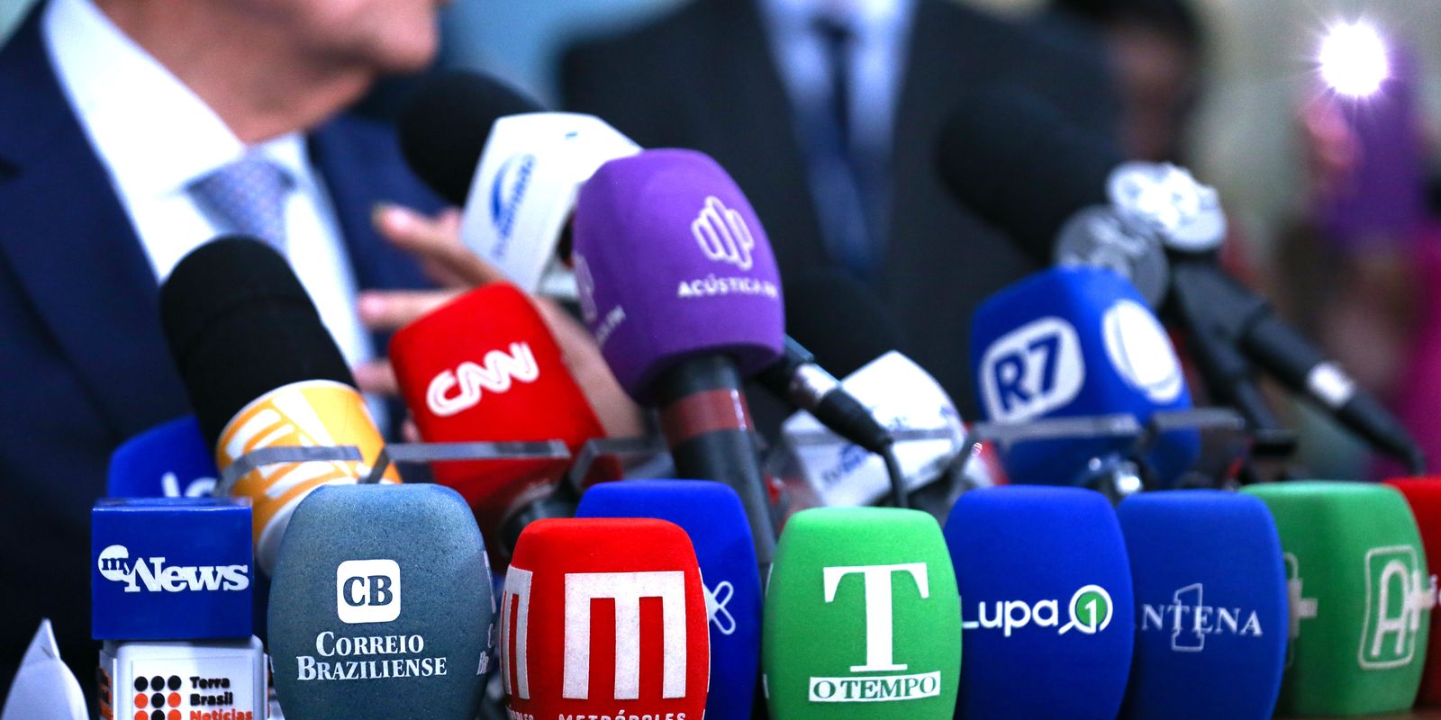 Assédio e sobrecarga expõem jornalistas a risco à saúde mental