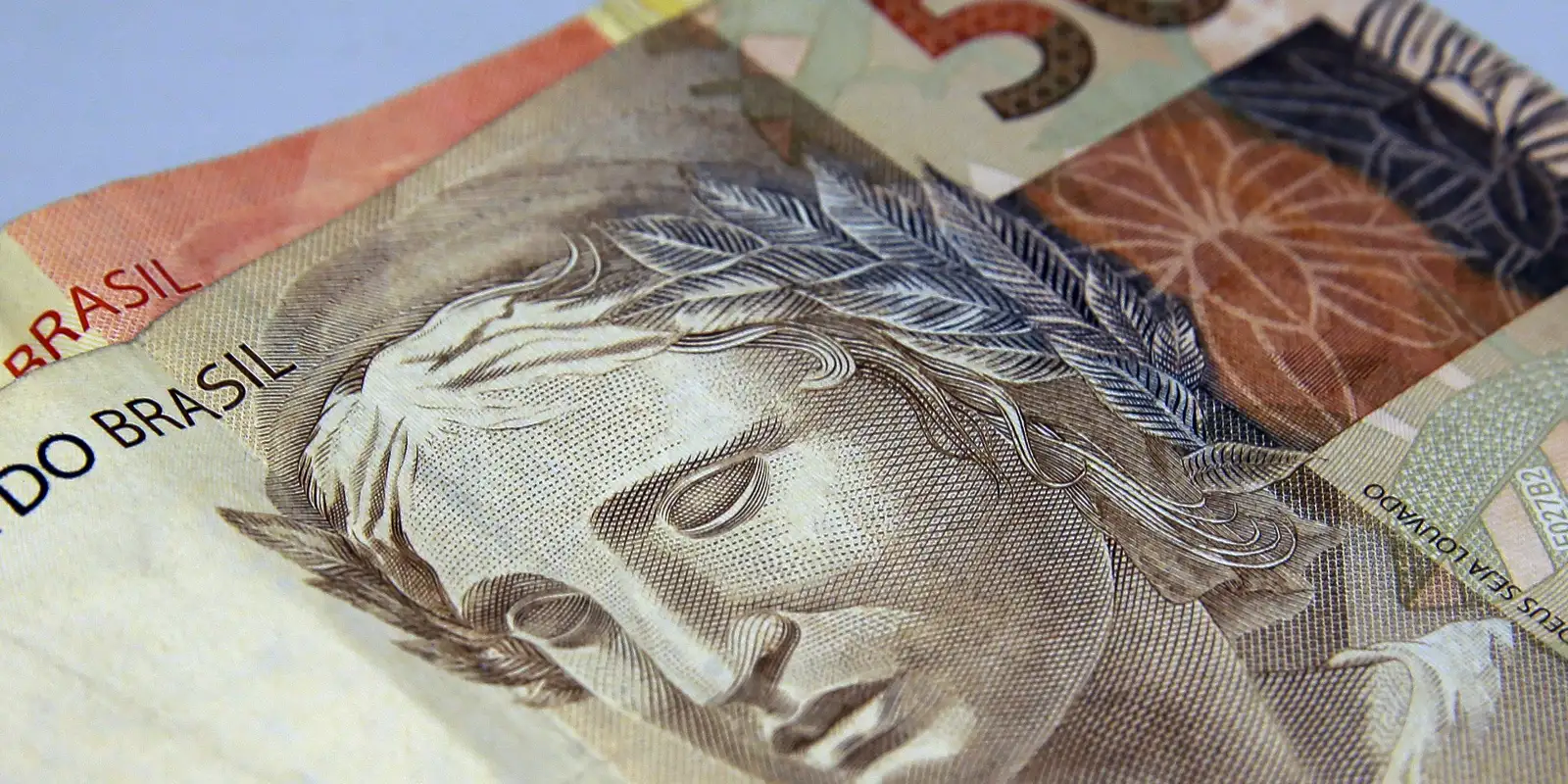 Brasileiros retiram R$ 10,5 bi da poupança em agosto
