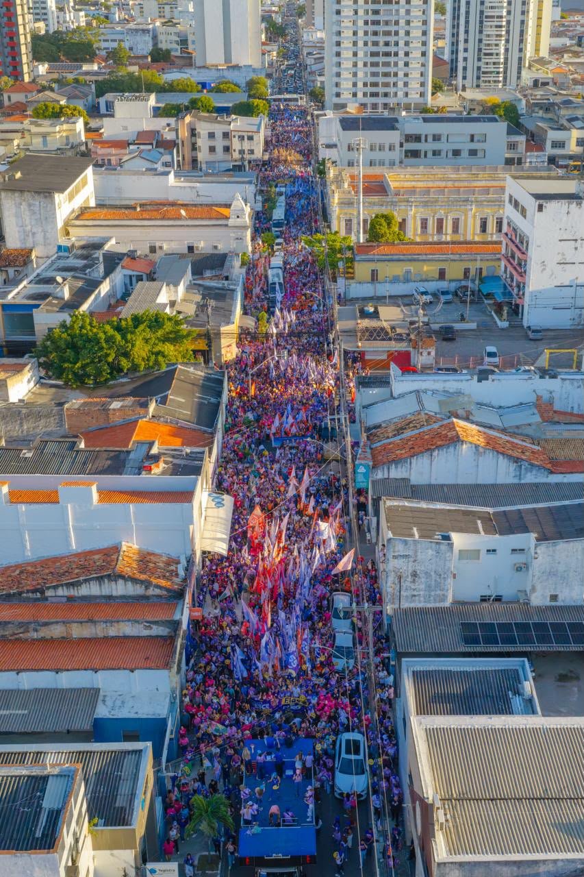 Mulheres com girassóis do Elas com Fábio durante caminhada no Centro de Aracaju