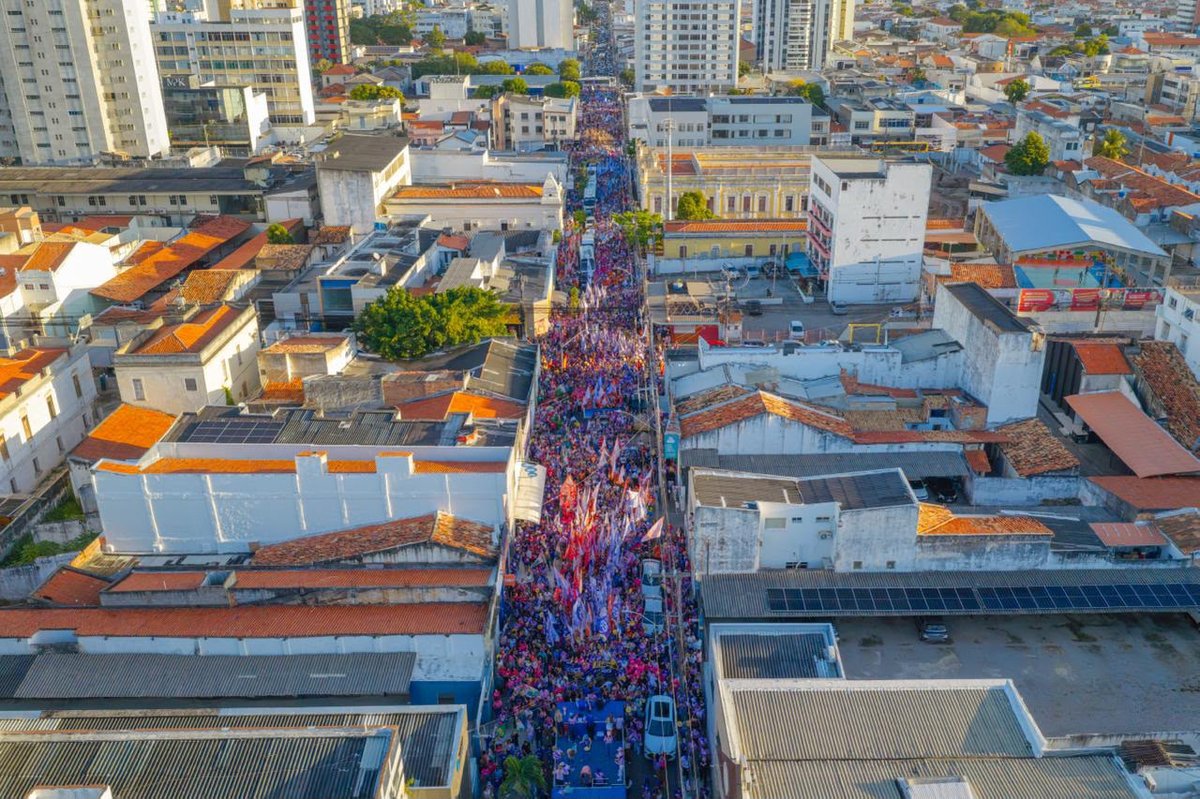 Participantes da caminhada Elas com Fábio na avenida, no Centro de Aracaju