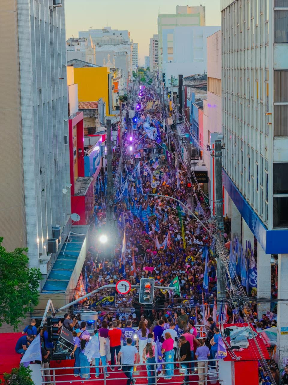 Apoiadoras erguem girassóis durante o ato Elas com Fábio no Centro de Aracaju