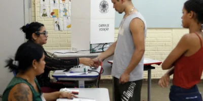 Caminhos da Reportagem examina voto facultativo de jovens e idosos hoje