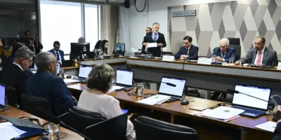 CCJ aprova PEC que acaba com jornada 6x1 e reduz semana para 40h