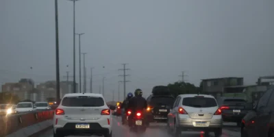 Ciclone e frente fria provocam chuvas fortes e trovoadas em capitais