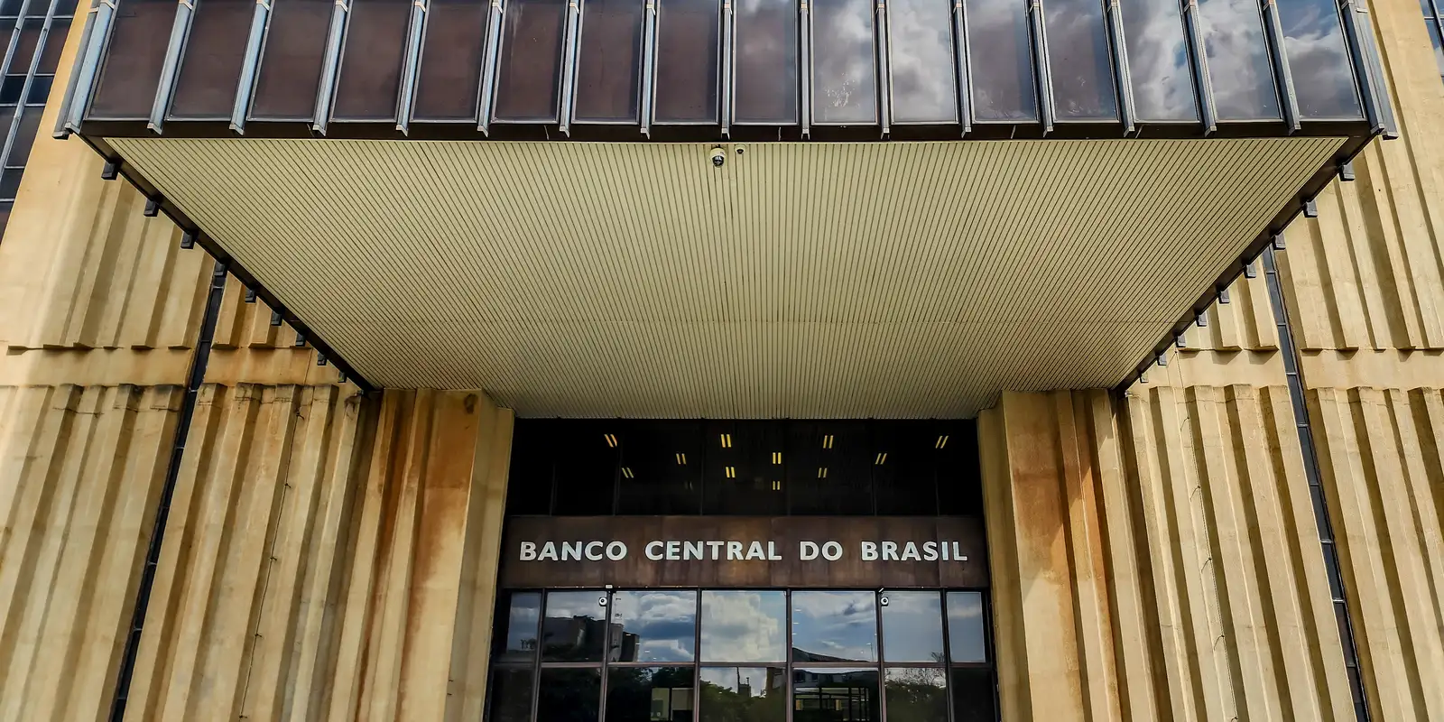 Copom deve reduzir Selic para 13,75% na reunião desta terça