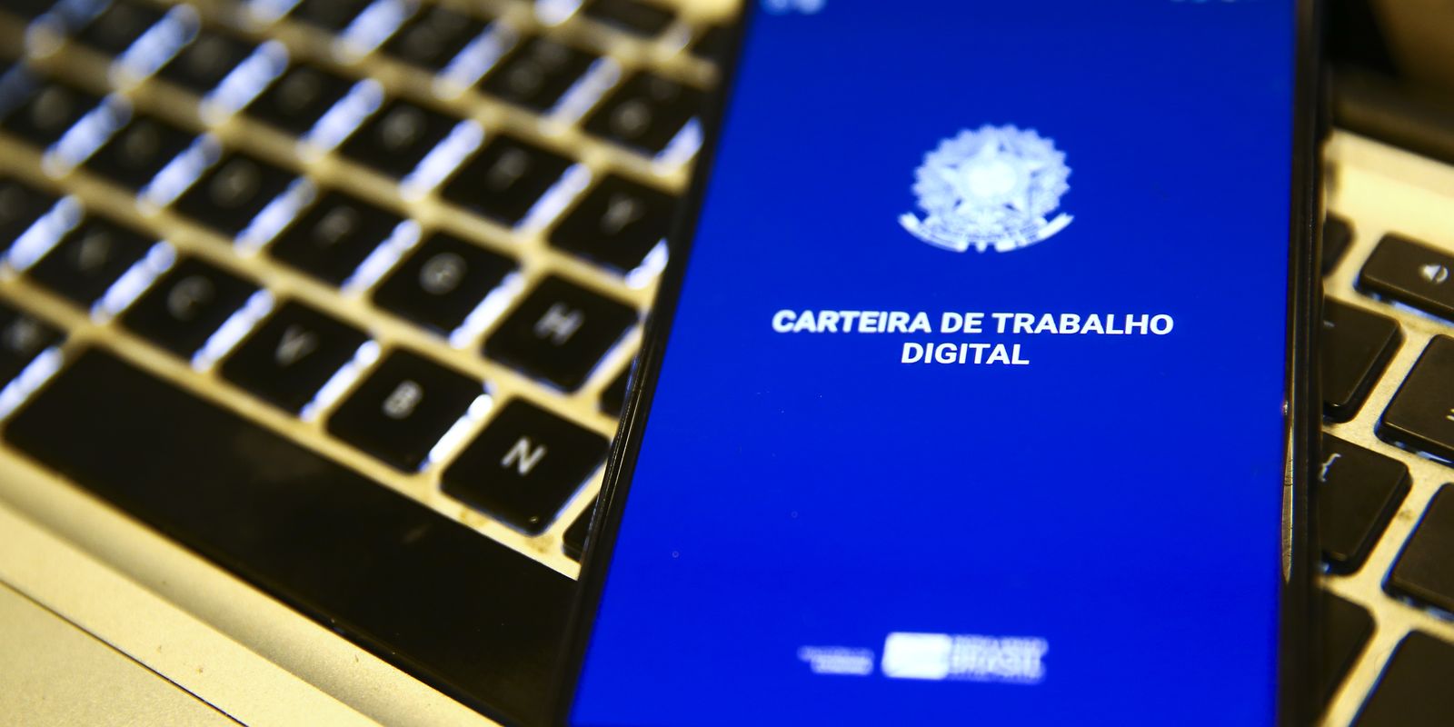 Desemprego cai a 5,3% e atinge menor nível desde 2012