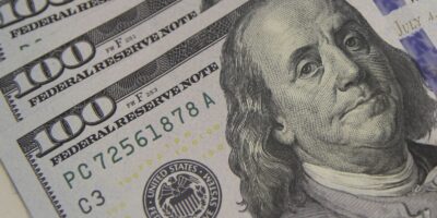 Dólar recua e fecha em R$5,089, menor patamar em um mês
