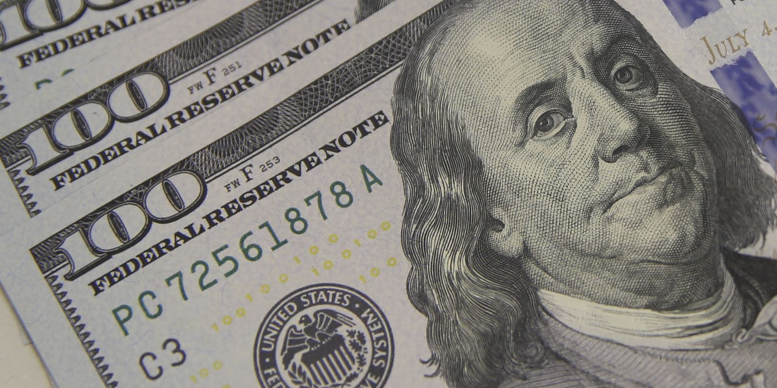 Dólar recua e fecha em R$5,089, menor patamar em um mês