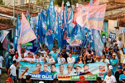 Faixa da coligação abre o percurso da caminhada em São Cristóvão