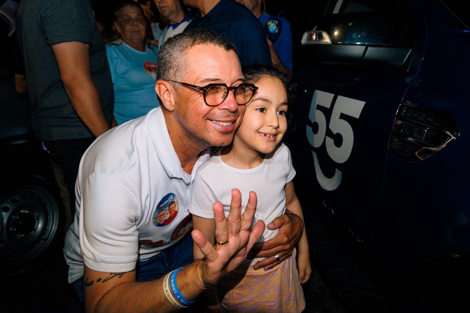 Fábio Mitidieri entre apoiadores na carreata em Aracaju