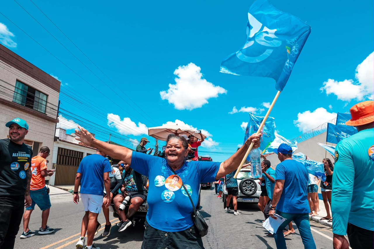 O governador Fábio Mitidieri durante carreata em Nossa Senhora do Socorro