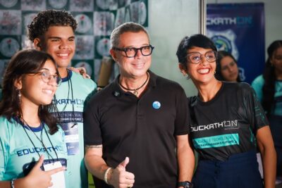 Governador Fábio Mitidieri com estudantes sergipanos em evento de educação e tecnologia