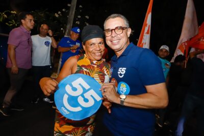 O governador Fábio Mitidieri (PSD) durante minicarreata no bairro Inácio Barbosa, em Aracaju