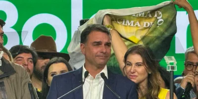 Flávio Bolsonaro viaja em jatinho ligado a Daniel Vorcaro a Brasília