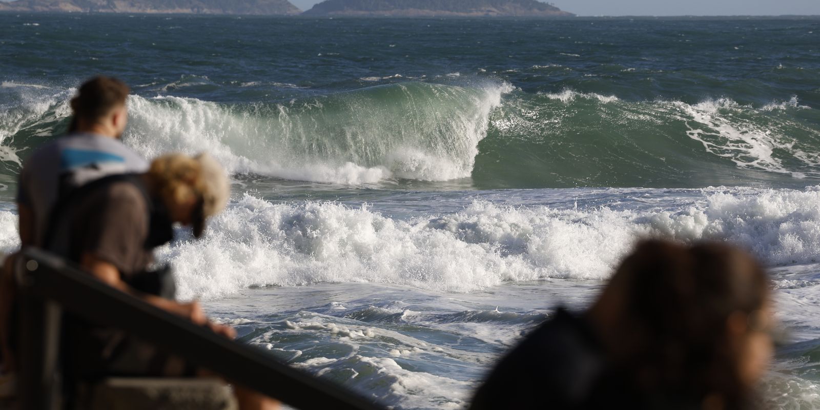 Frente fria derruba temperatura e traz chuva com mar em ressaca no RJ