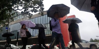 Frente fria provoca chuva intensa e ventos acima de 60 km/h em São Paulo