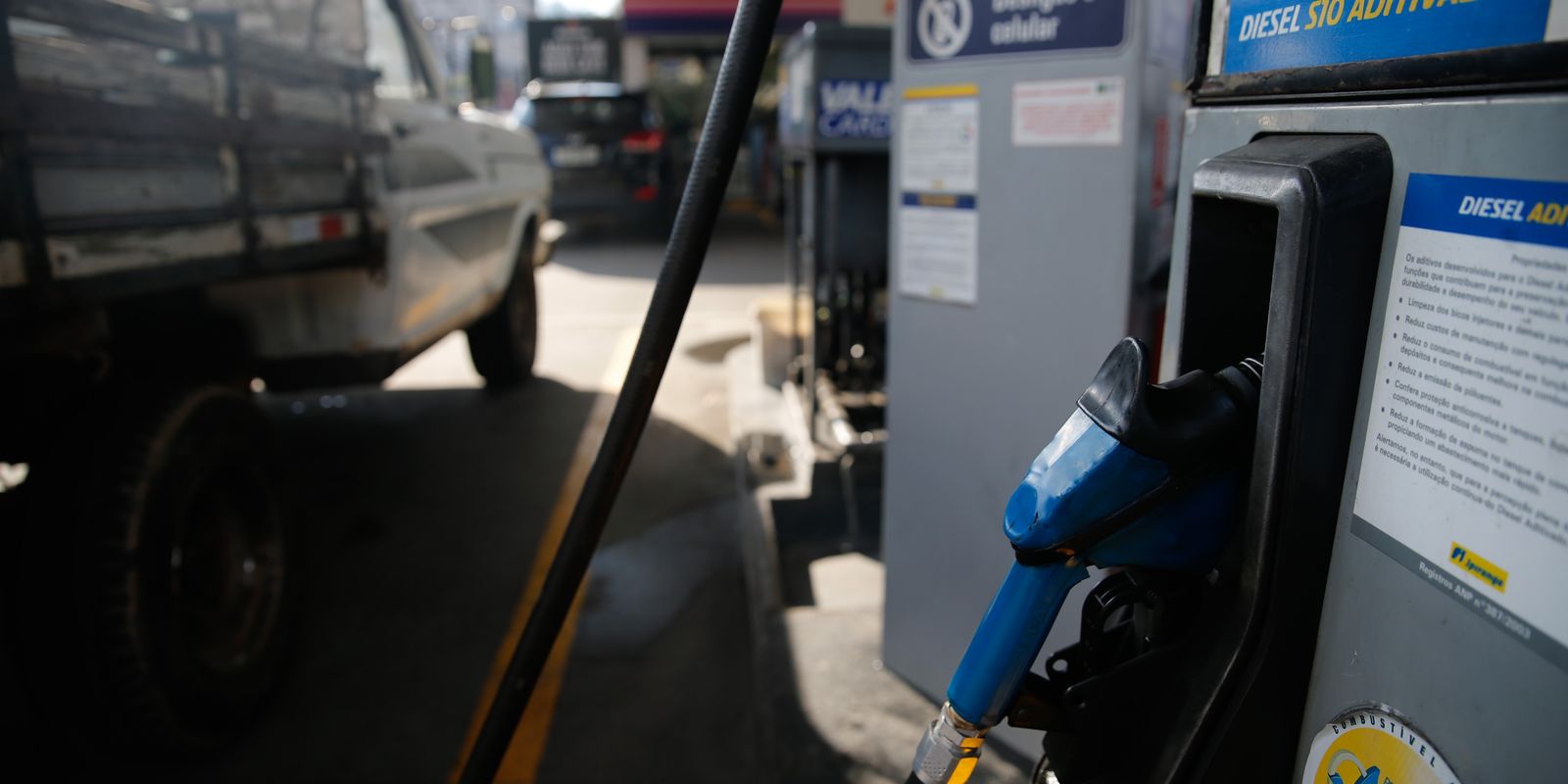 Governo reduz carga sobre gasolina em R$0,63 e subsidia diesel em R$1
