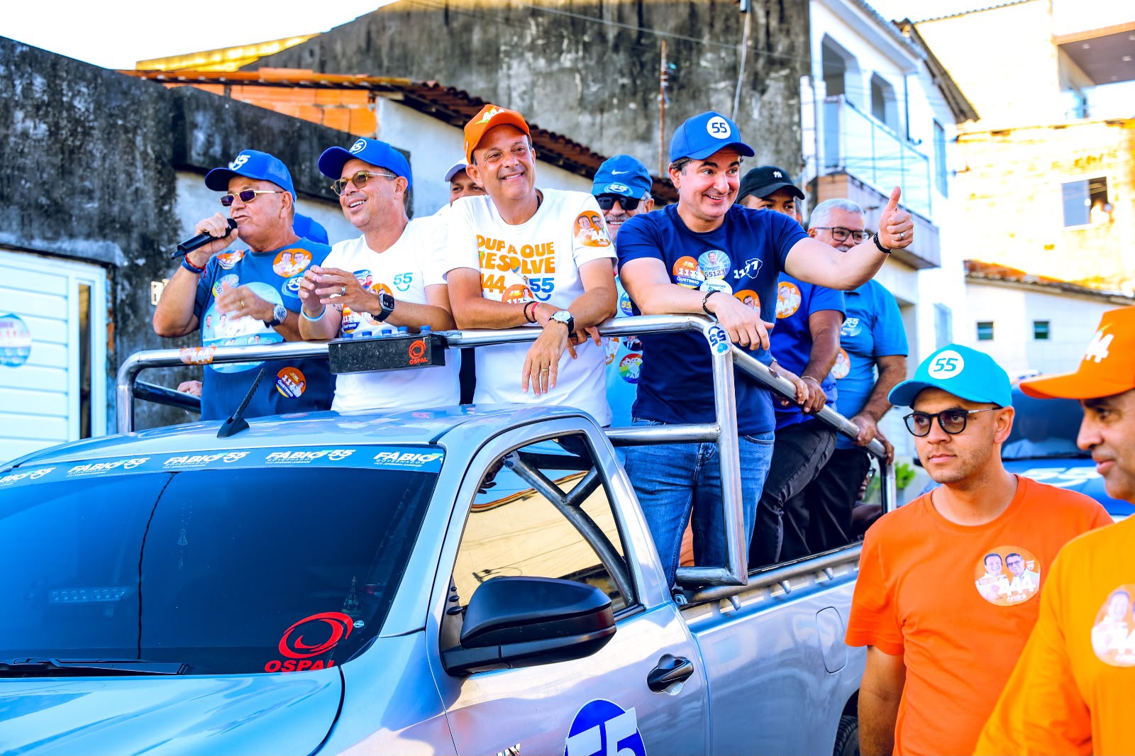 Gustinho Ribeiro na carreata em Santana do São Francisco, ao lado de lideranças e do governador