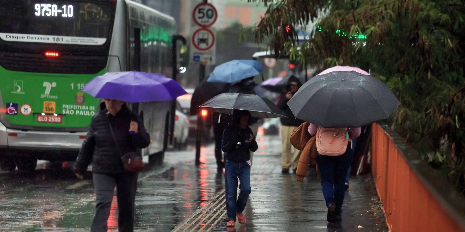 Inmet aciona alerta laranja: Sudeste enfrenta até 100 mm de chuva