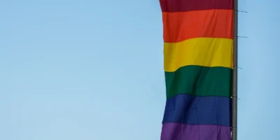 Justiça condena pais a indenizar jovem expulso por homofobia
