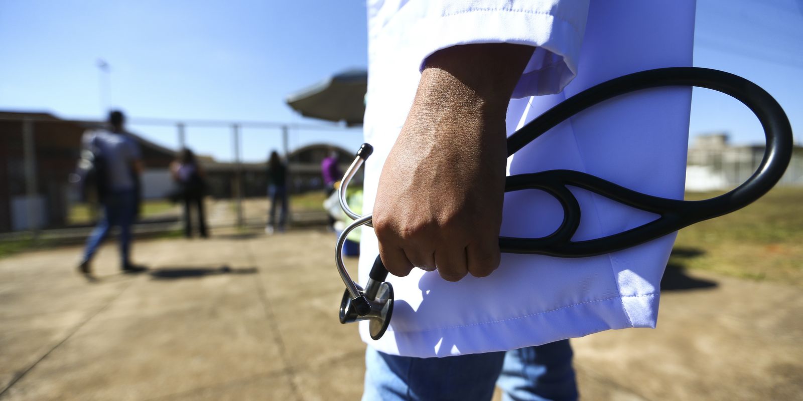 Milhares farão Enamed 2026 neste domingo; resultado decide registro e vagas