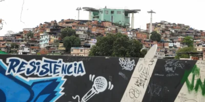 Moradores de favelas no Rio cobram educação, transporte e empregos