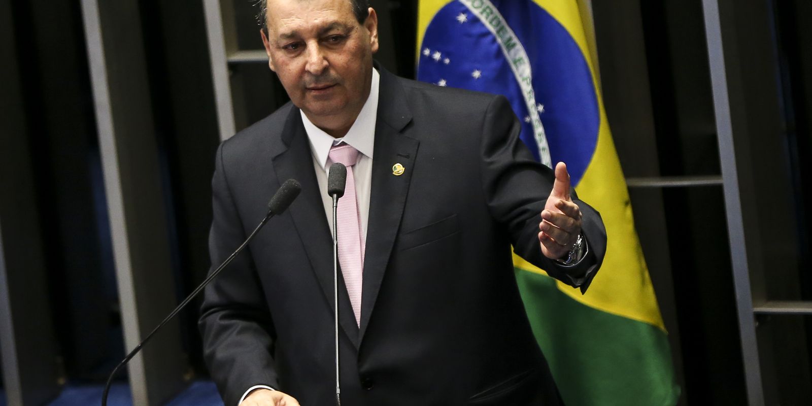Omar Aziz rejeita 36 emendas e confirma fim da escala 6x1