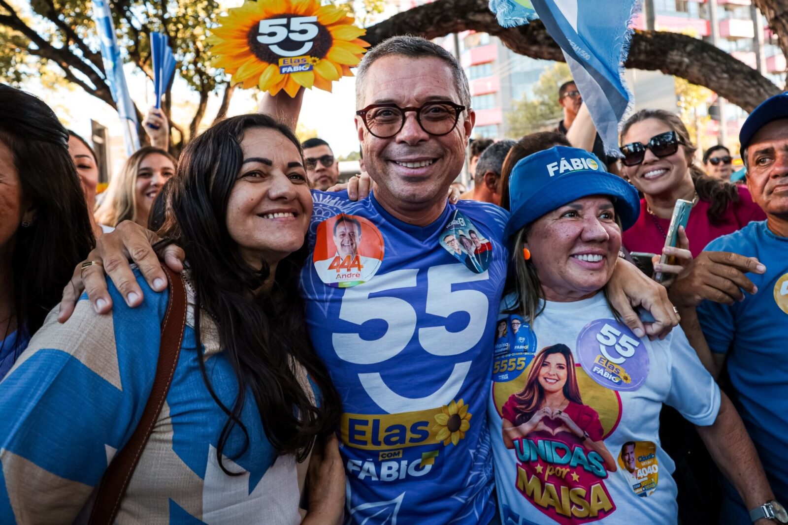 Fábio Mitidieri ao lado de apoiadoras em agenda de rua