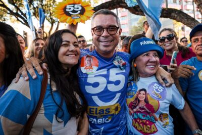 Fábio Mitidieri ao lado de apoiadoras em agenda de rua