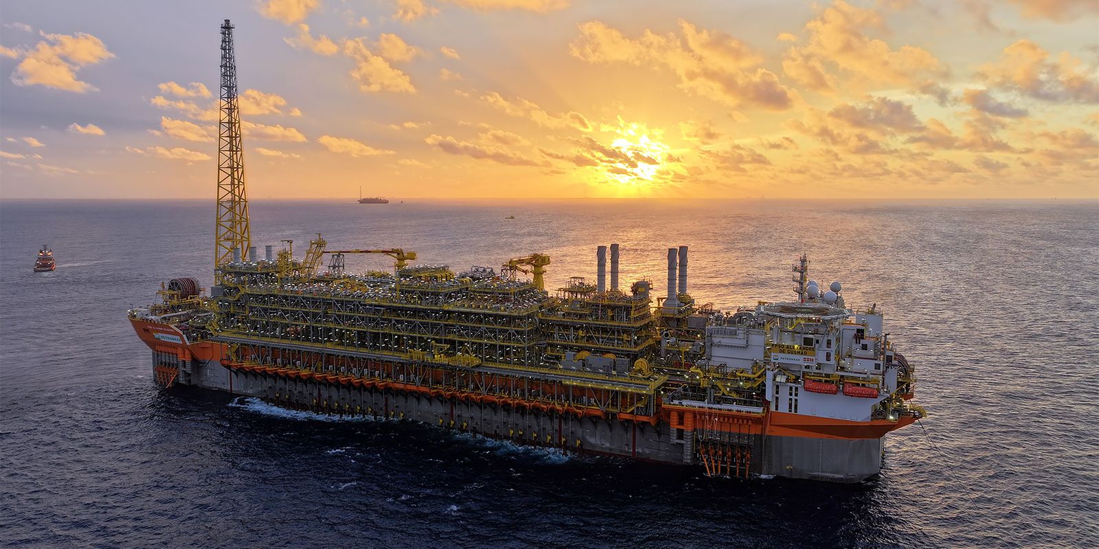 Petrobras adere à subvenção e repassa R$1 por litro no diesel