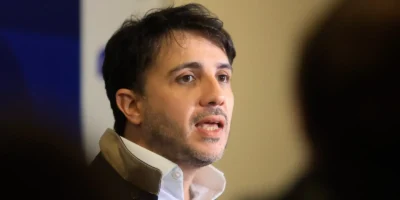 Renan Santos propõe desvincular pisos e limitar reajustes da Previdência