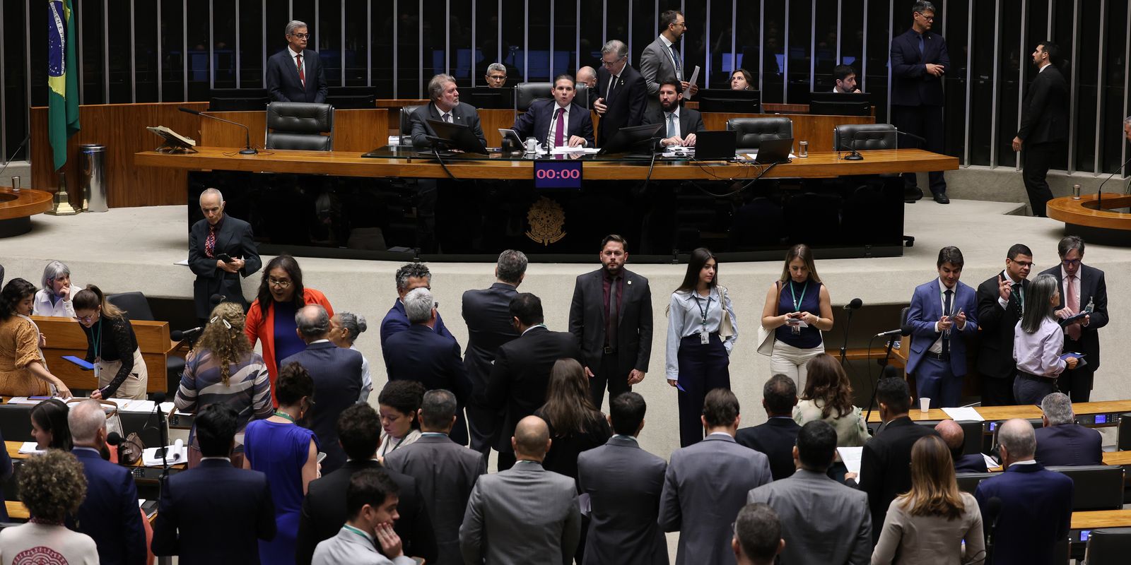 Senado aprova PL da Política de Minerais Críticos; municípios criticam