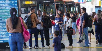 Serviços mantêm estabilidade em julho e sobem 2,4% em 12 meses
