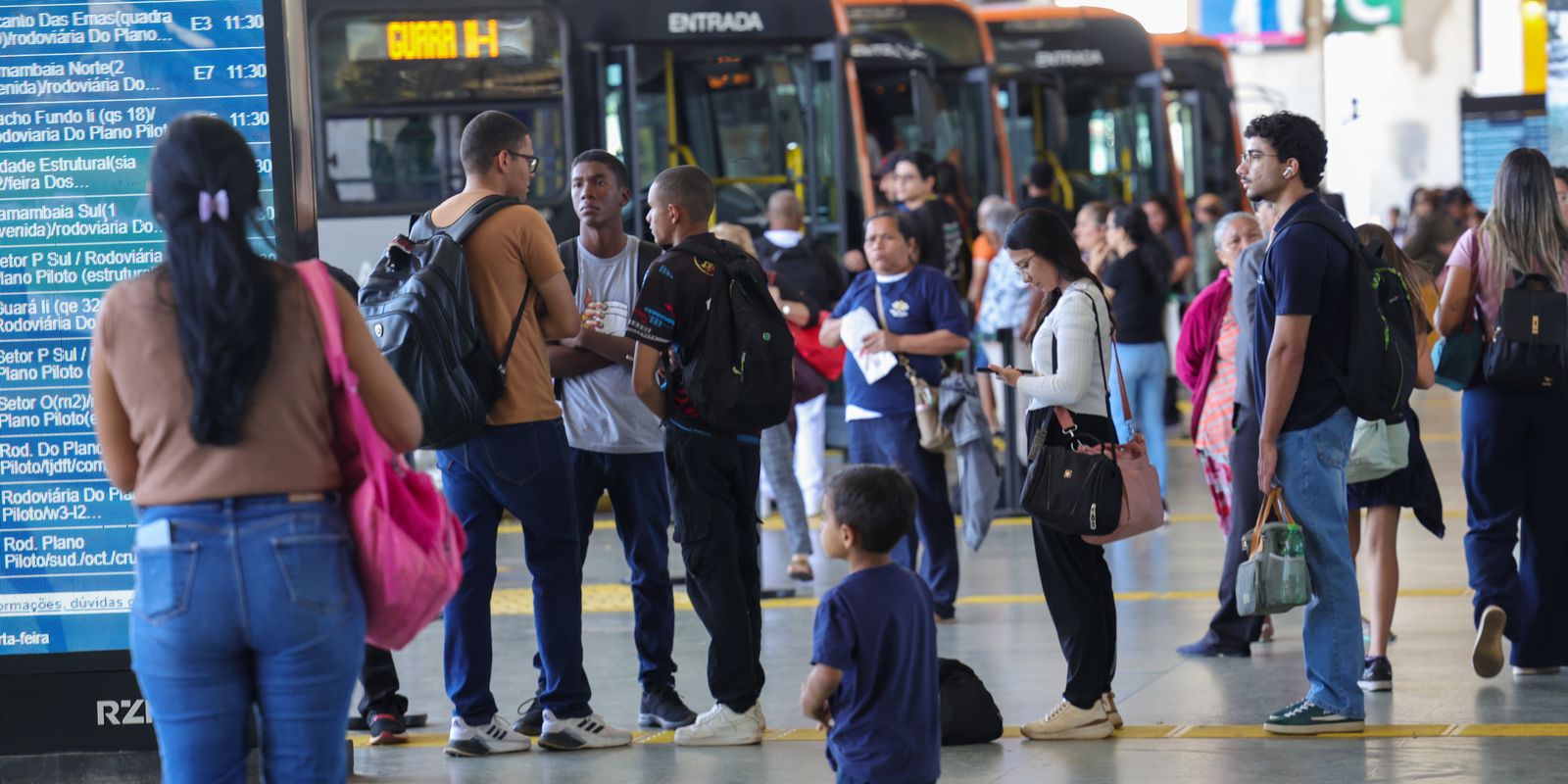 Serviços mantêm estabilidade em julho e sobem 2,4% em 12 meses