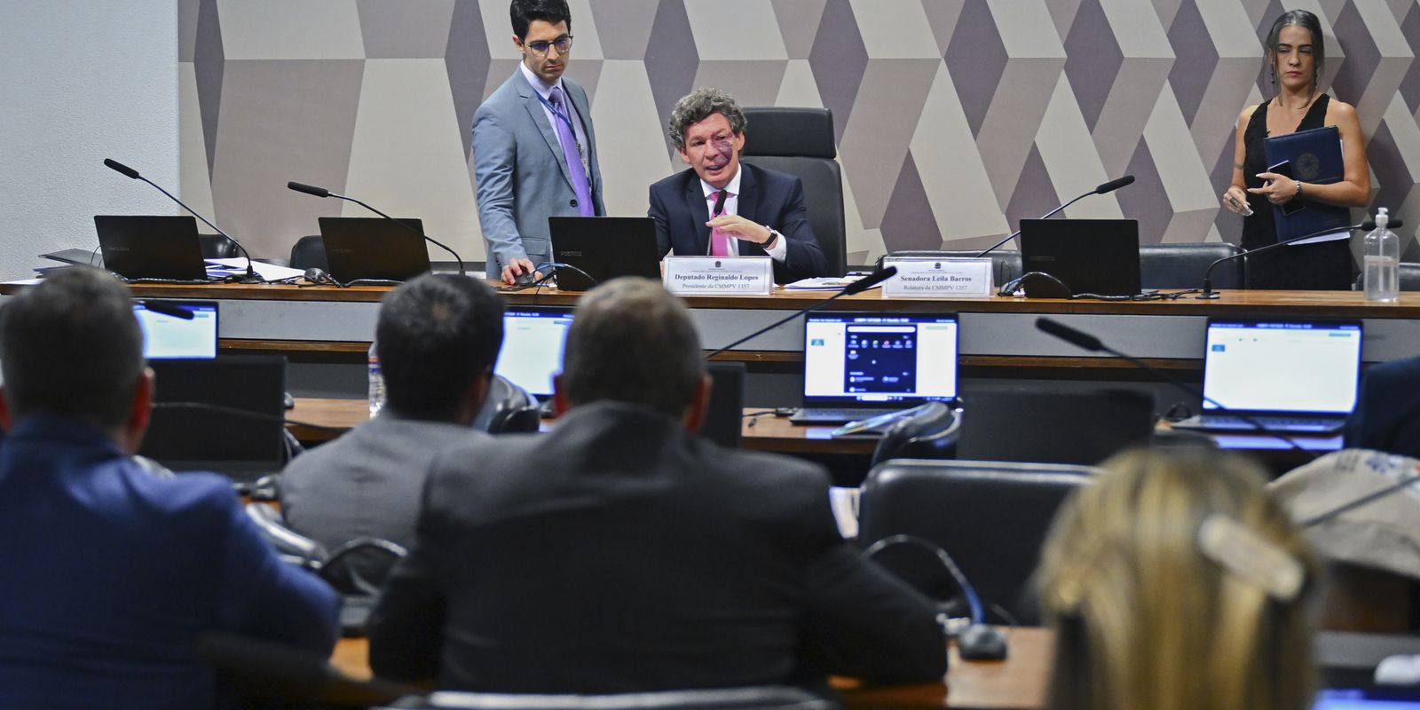 Votação da MP que suspende imposto em compras até US$50 fica para 2/9