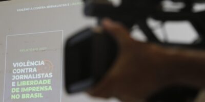 55 veículos lançam editorial pela democracia e criticam Flávio Bolsonaro