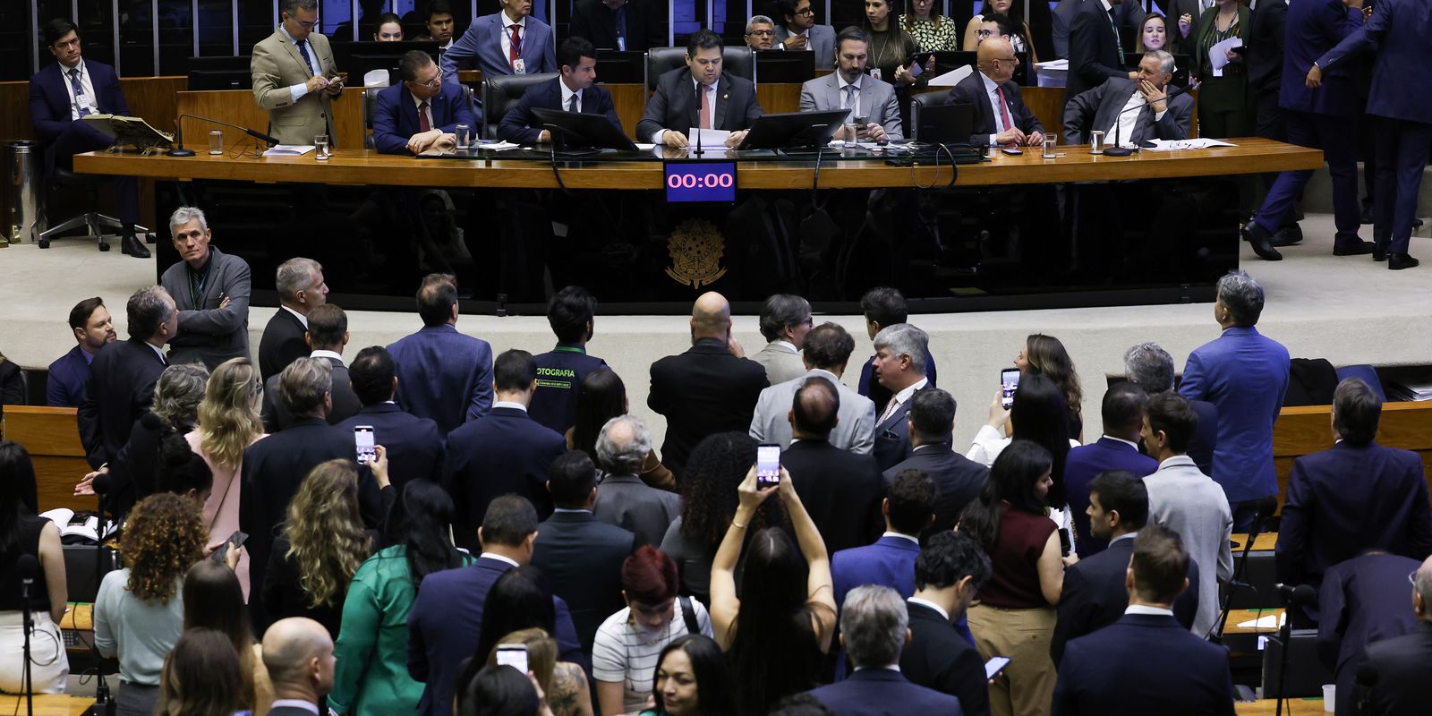 Alcolumbre marca votação da PEC que acaba com escala 6x1 para quarta (14)