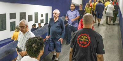 Aos 81, 10 dias após cirurgia, professor sobe escadas e vota no Méier