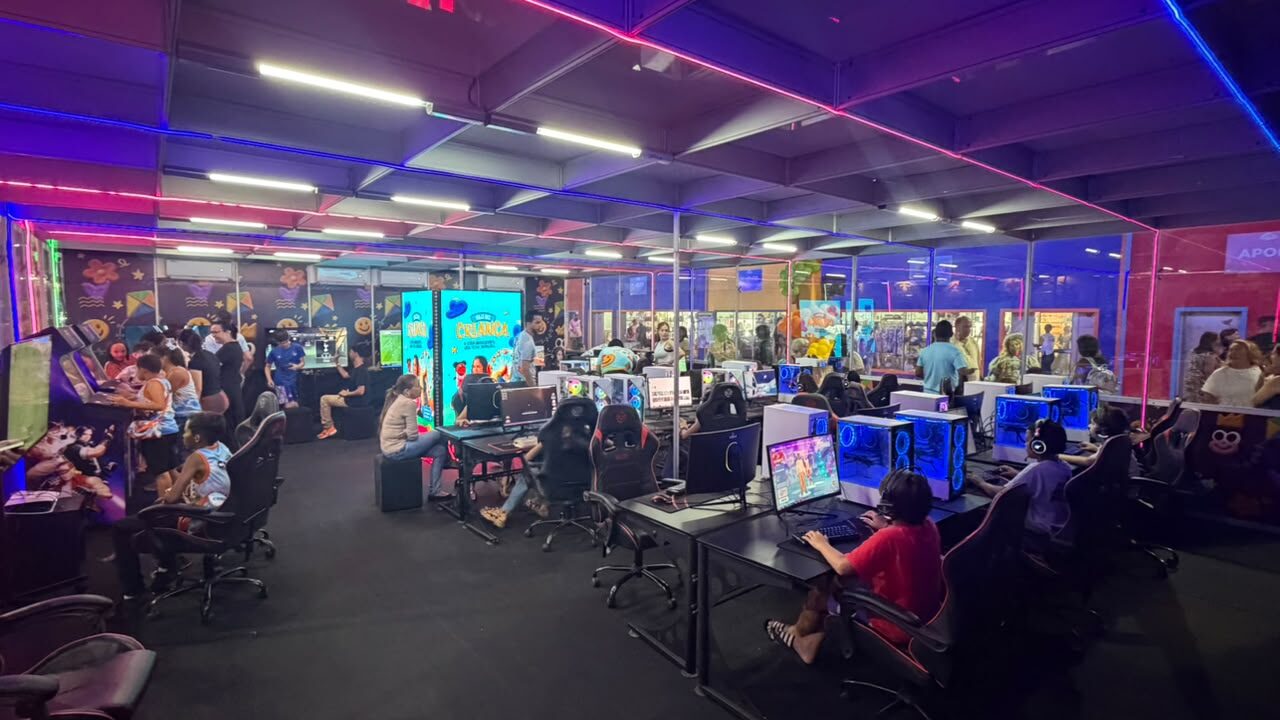 Crianças nas estações de jogos da Arena Gamer da Vila da Criança