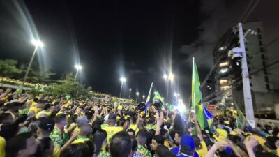 Multidão no Bloquinho do 22, em Aracaju, na noite de terça-feira