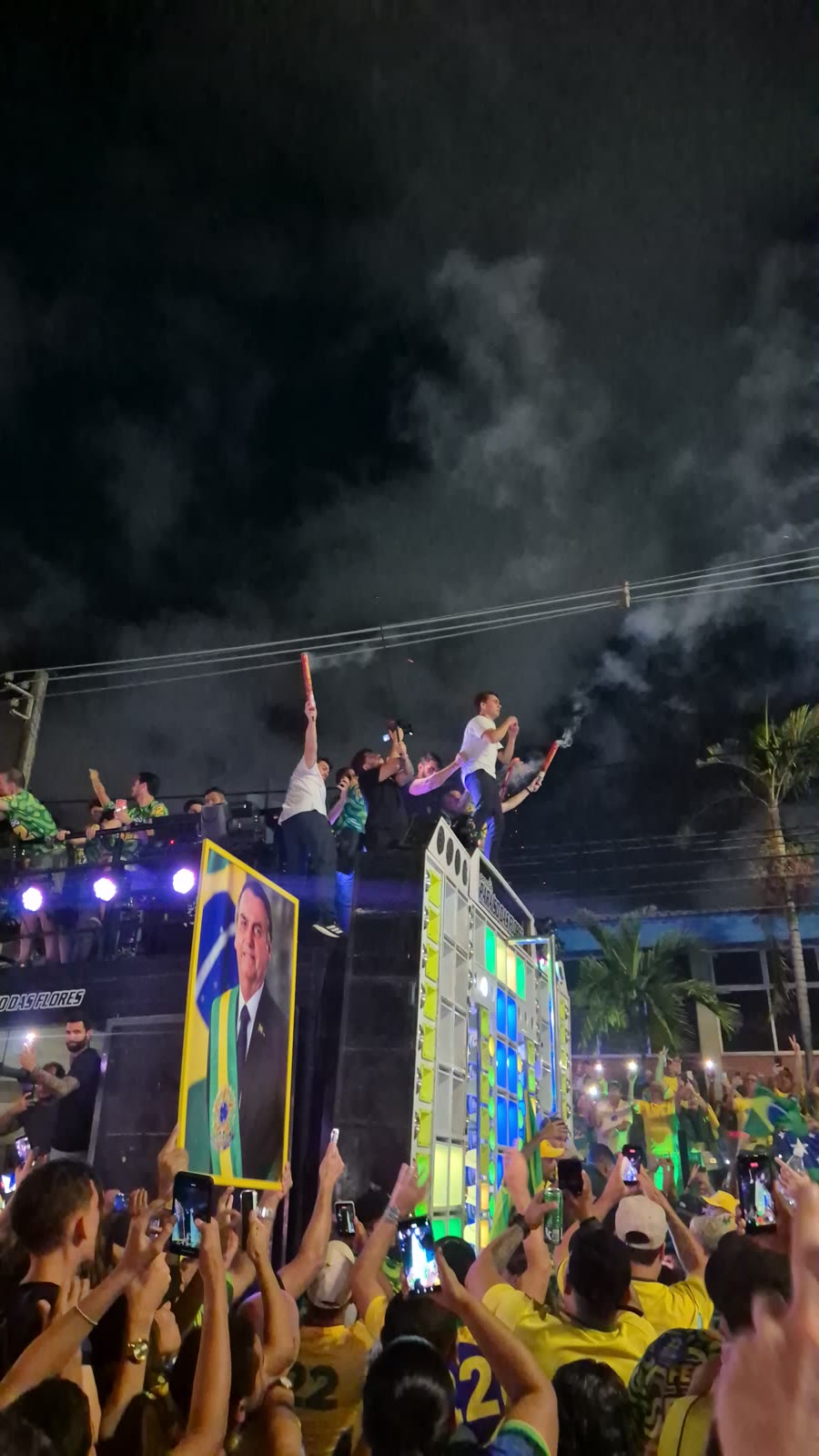 Fogos sobre o trio elétrico durante o ato em Aracaju