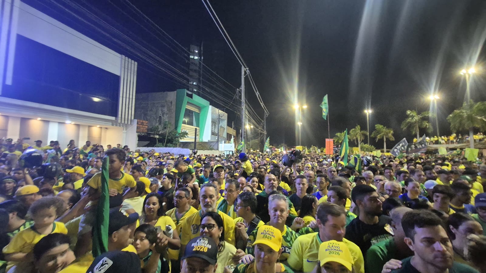 Apoiadores ocupam a Avenida Governador Paulo Barreto de Menezes