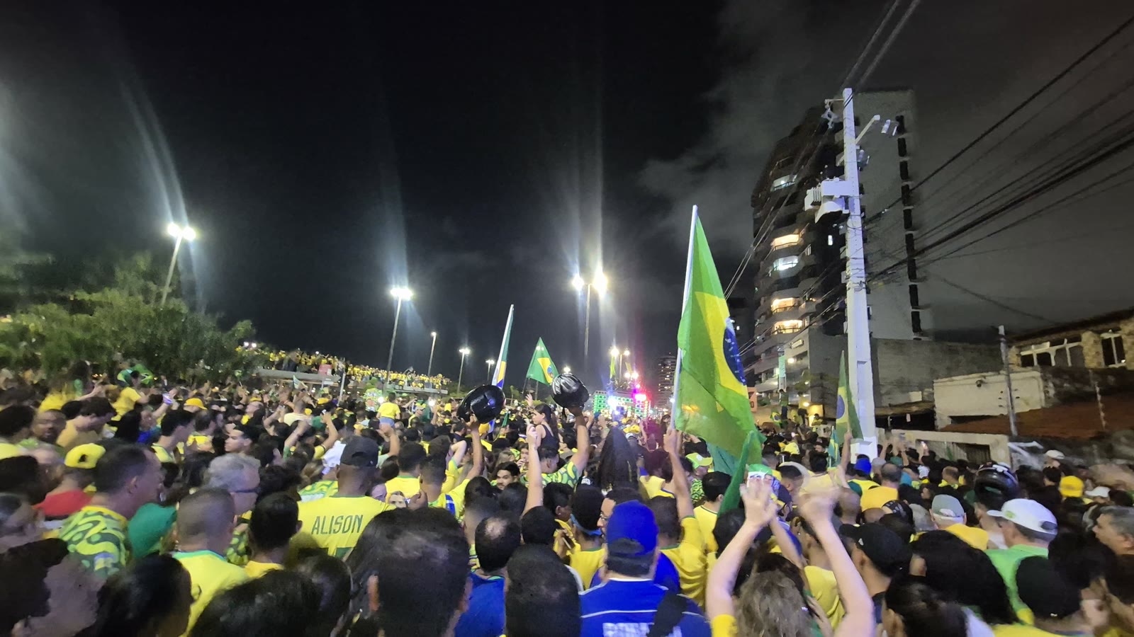 Público no Bloquinho do 22, no bairro 13 de Julho