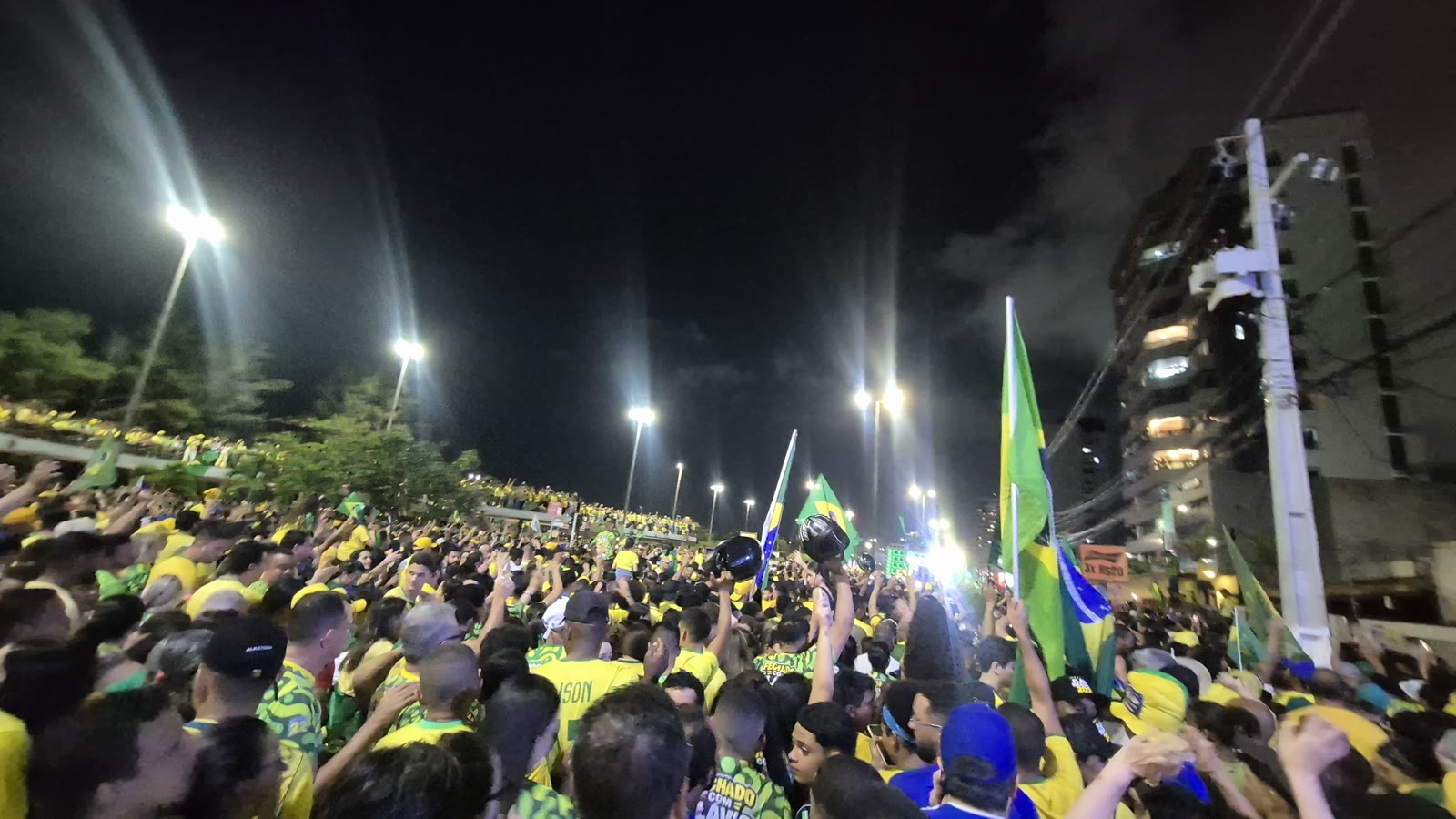 Multidão reunida em Aracaju na noite de terça-feira