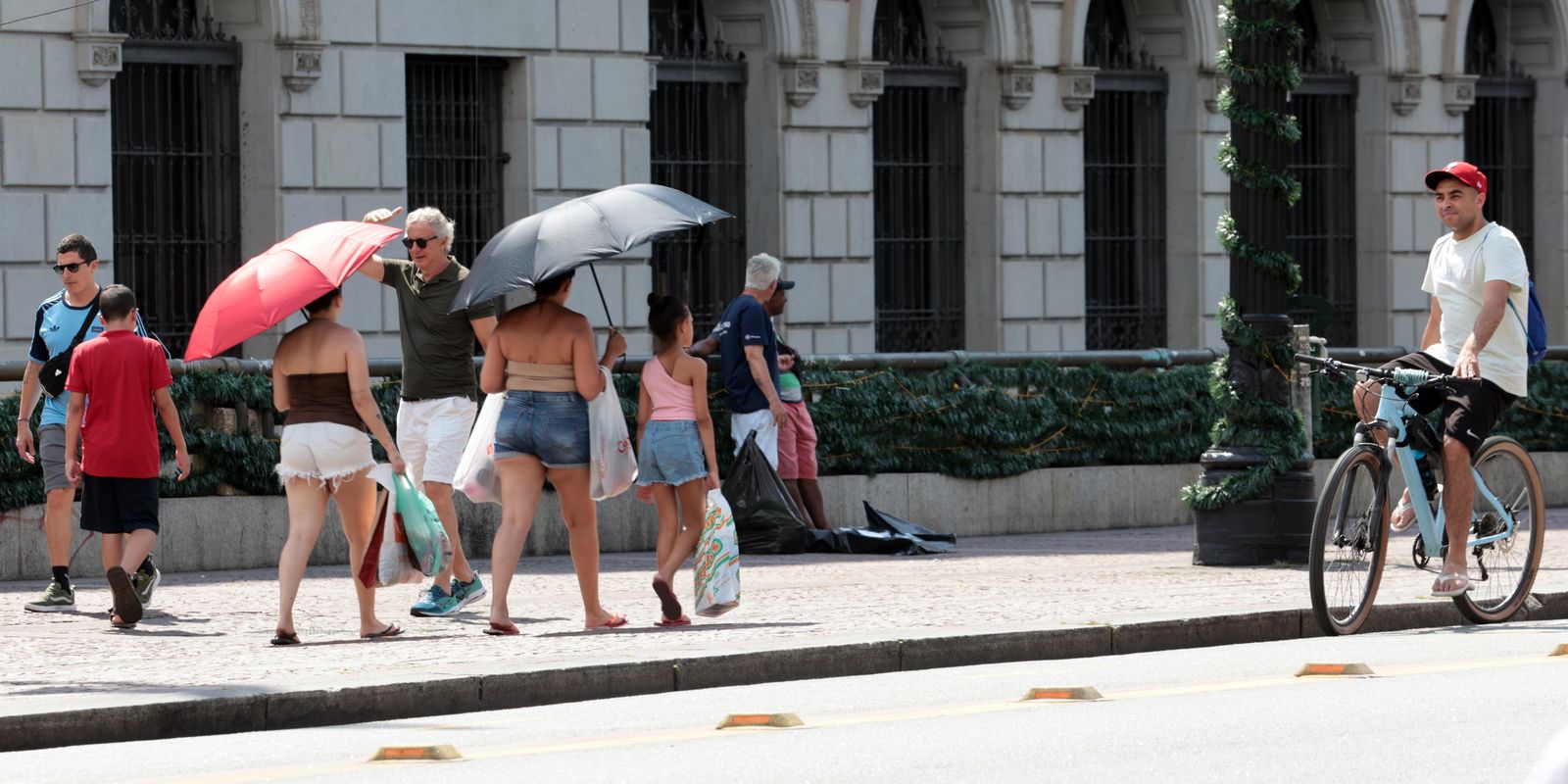 Calor intenso atinge o Brasil; alerta de baixa umidade e tempestades