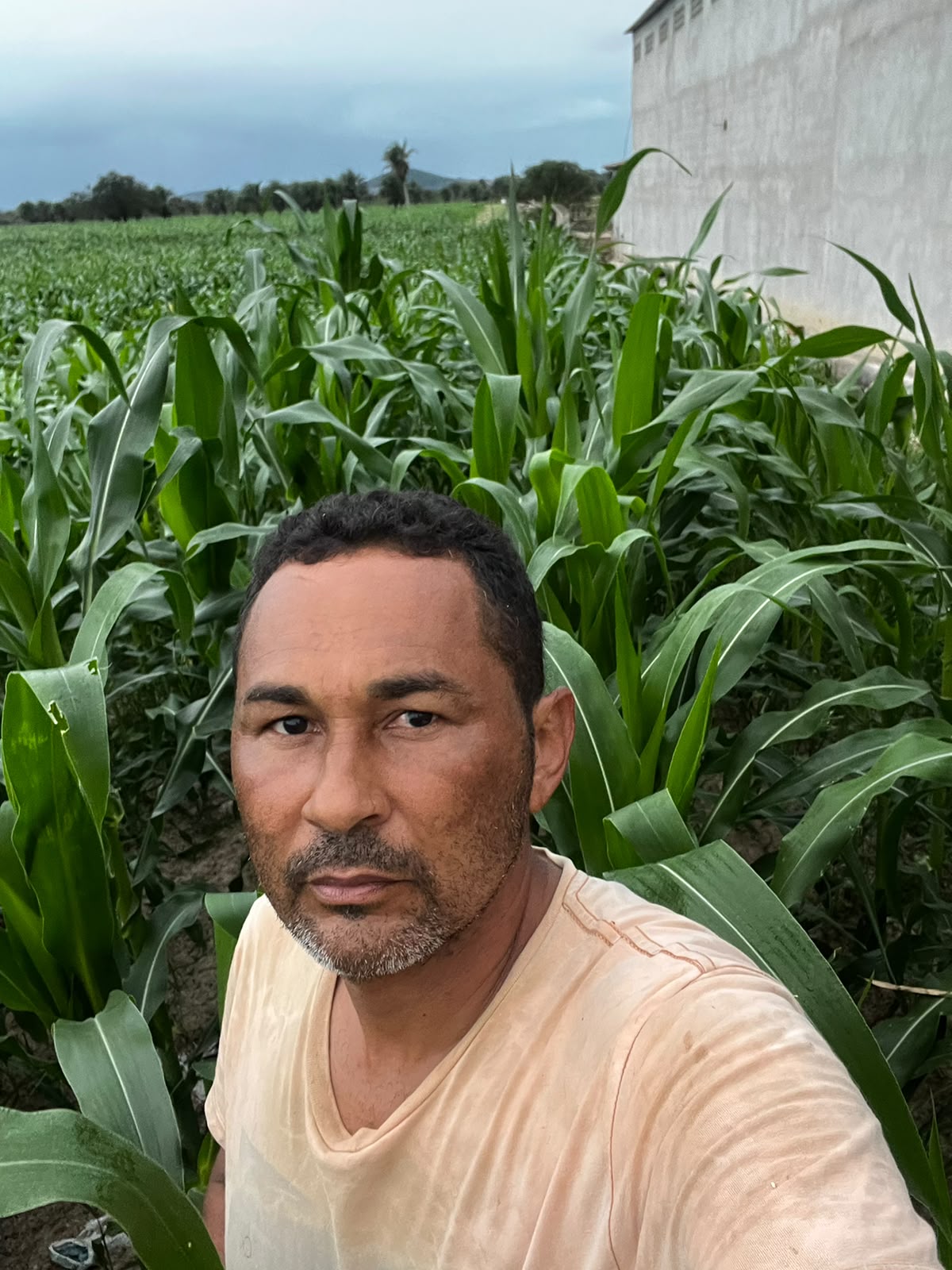 Clesiano Lima em selfie na propriedade rural em Poço Redondo
